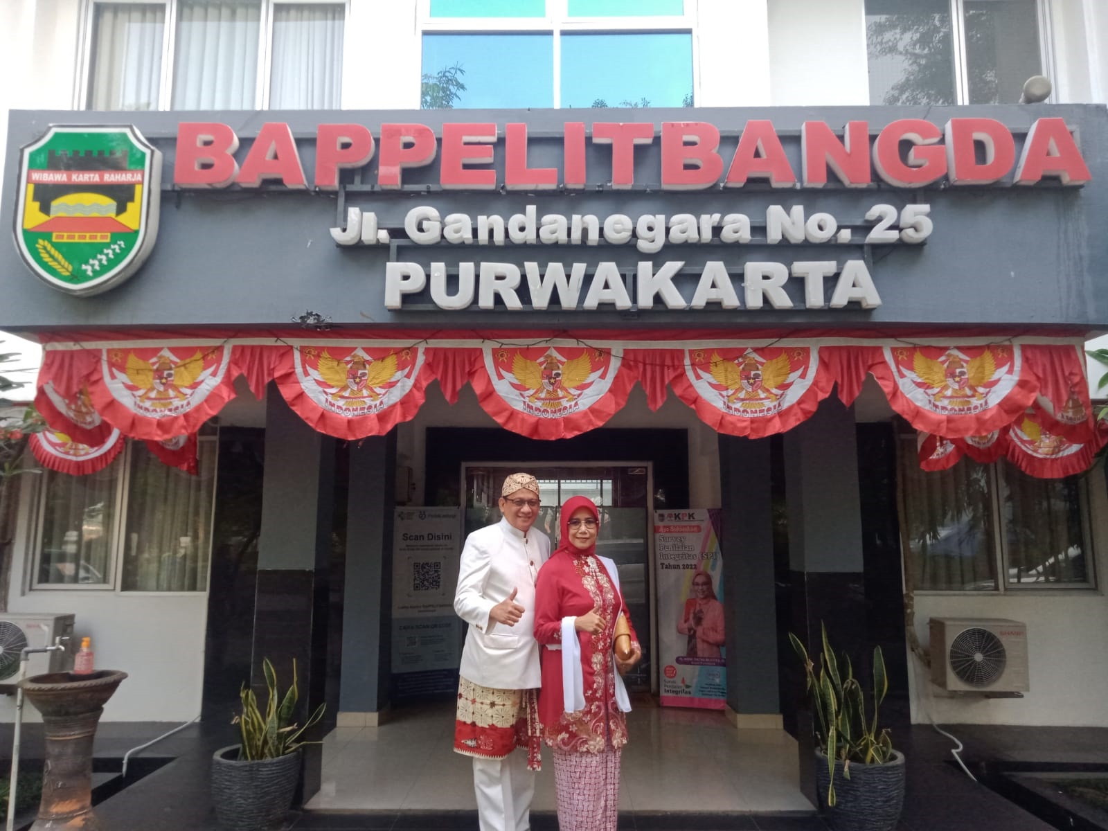 Foto Kepala Bappelitbangda Kabupaten Purwakarta Bersama Istri Dalam Rangka Persiapan Upacara HUT Kemerdekaan RI ke 77