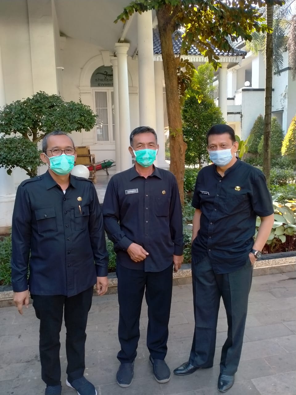 Kepala Bappelitbangda Kabupaten Berfoto Dengan Staf Ahli Bidang Pemerintahan, Umum dan Kesra dan Asda 3 Sebelum Acara Musrenbang Perubahan RPJMD Kabupaten Purwakarta Tahun 2018 - 2023