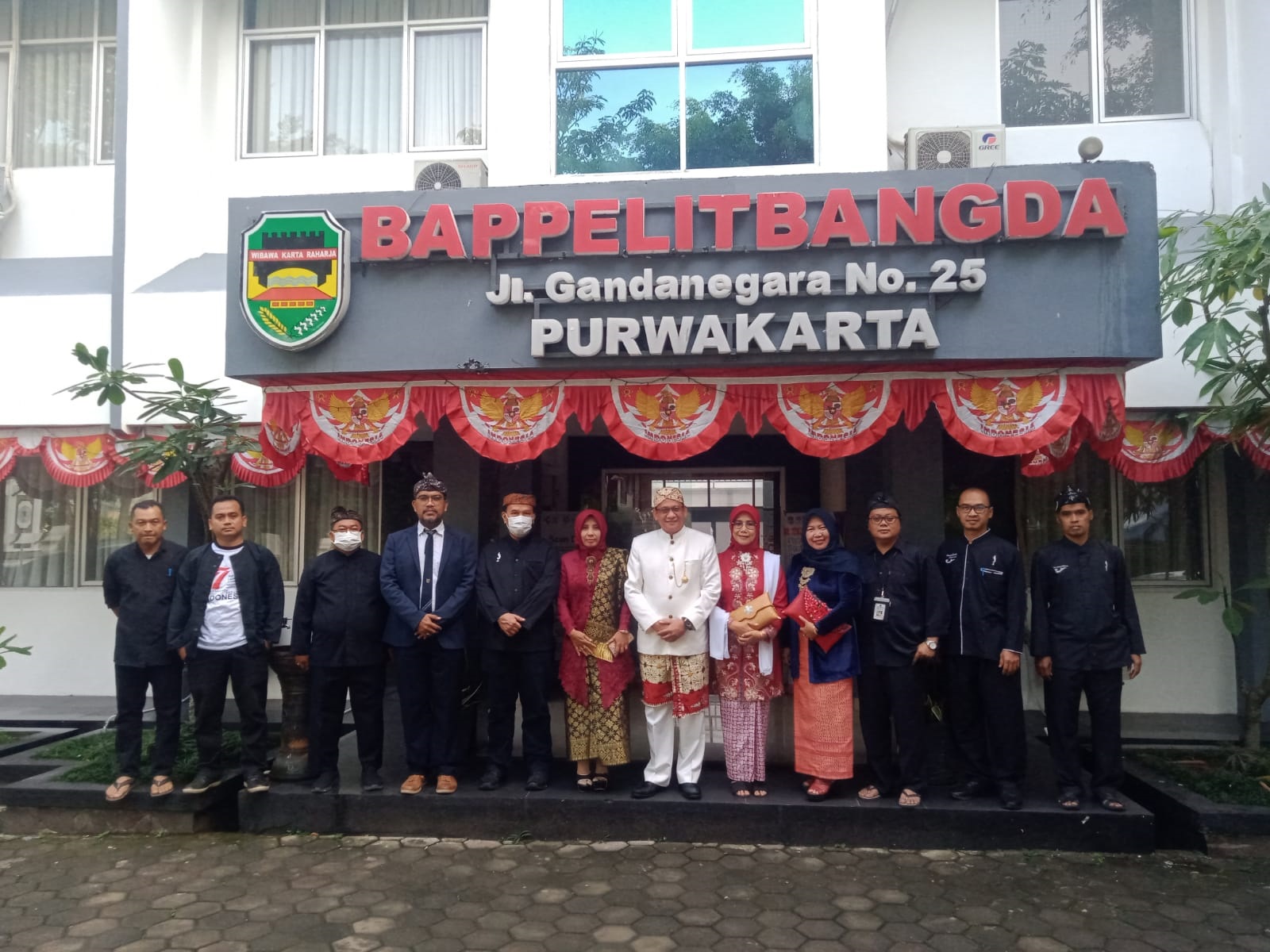 Foto Bersama Dalam Rangka Peringatan HUT Kemerdekaan Republik Indonesia ke 77 di Bappelitbangda Kabupaten Purwakarta