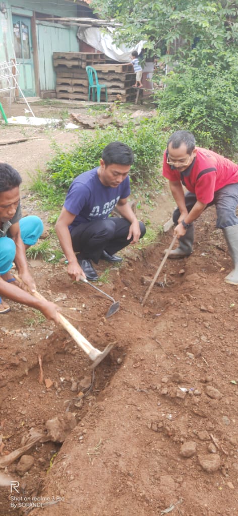 Partisipasi Bappelitbangda Dalam Giat Jum`at Bersih di Jalan Kapten Halim Mulai Depan Kecamatan Sampai Dengan Makam Cihuni