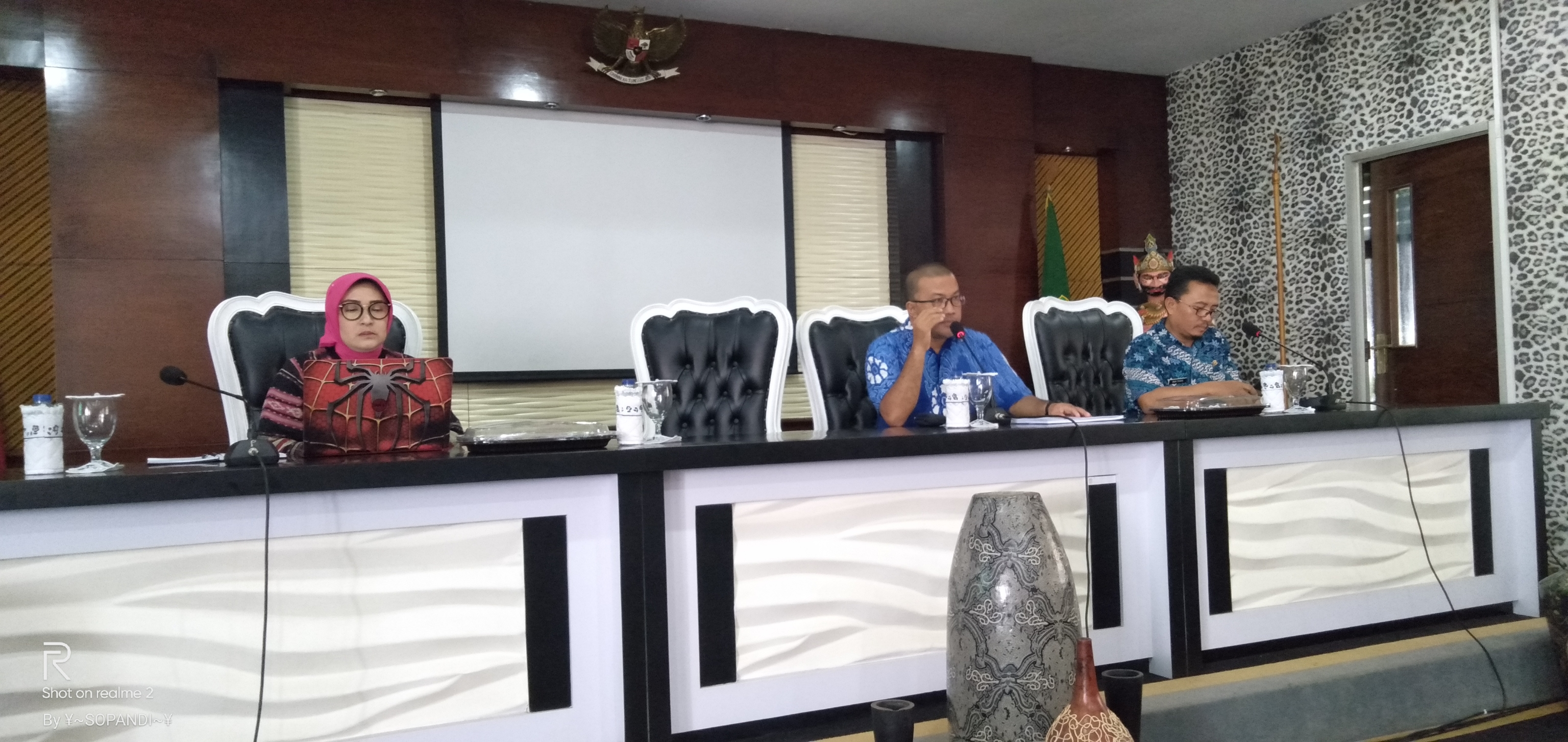 Moderator Pada Sesi Tanya Jawab Dari Kasubbid Pengolahan Data dan Informasi Bappeda dan Litbang Dengan Narasumber Dari BP2D Provinsi Jawa Barat dan Bappeda Provinsi Jawa Barat