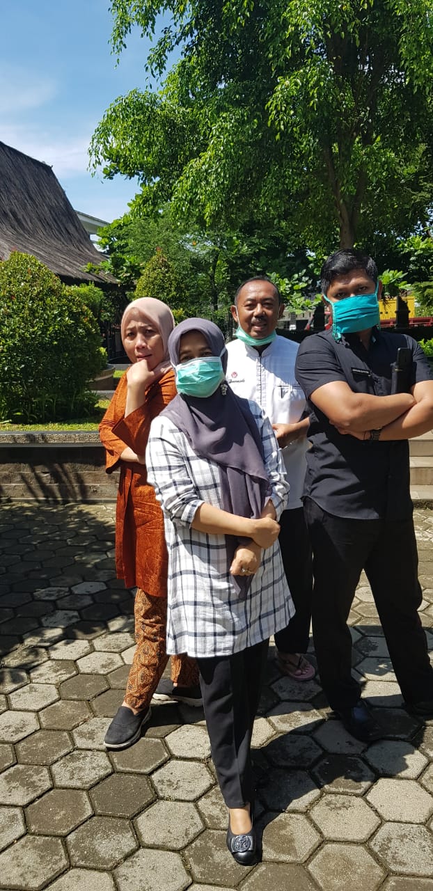 Dalam Rangka Pencegahan Pandemi Convid 19 Pegawai Bappelitbangda Melaksanakan Aktivitas Berjemur di Pagi Hari Sebelum Melaksanakan Rutinitas Kerja