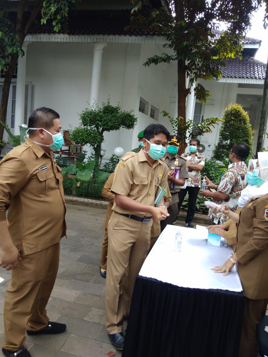 Peserta Musrenbang RKPD TA 2020 Menjalani Proses Pemeriksaan Kesehatan Oleh Petugas dari Dinas Kesehatan dan Bappelitbangda Kabupaten Purwakarta