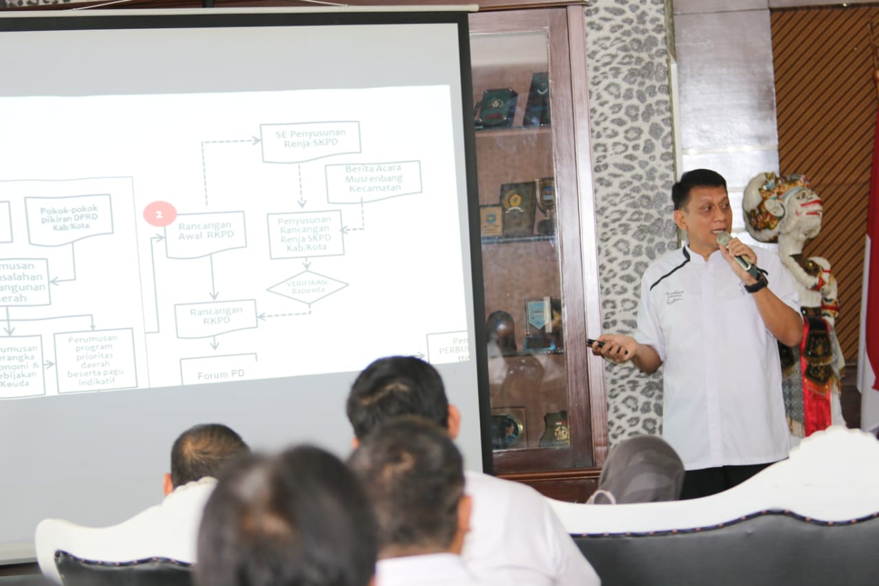 Kepala Bappelitbangda Kabupaten Purwakarta Pada Saat Pemaparan Proses Penyusunan RKPD Kabupaten Purwakarta Tahun 2020 di Bale Janaka SETDA